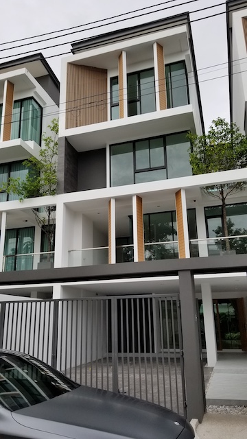 BH3555 ขายหรือให้เช่า ทาวน์โฮมหรู 3.5 ชั้น โฮมออฟฟิศสไตล์โมเดิร์น ใจกลางลาดพร้าว – โชคชัย 4 พื้นที่ใหญ่ พร้อมอยู่