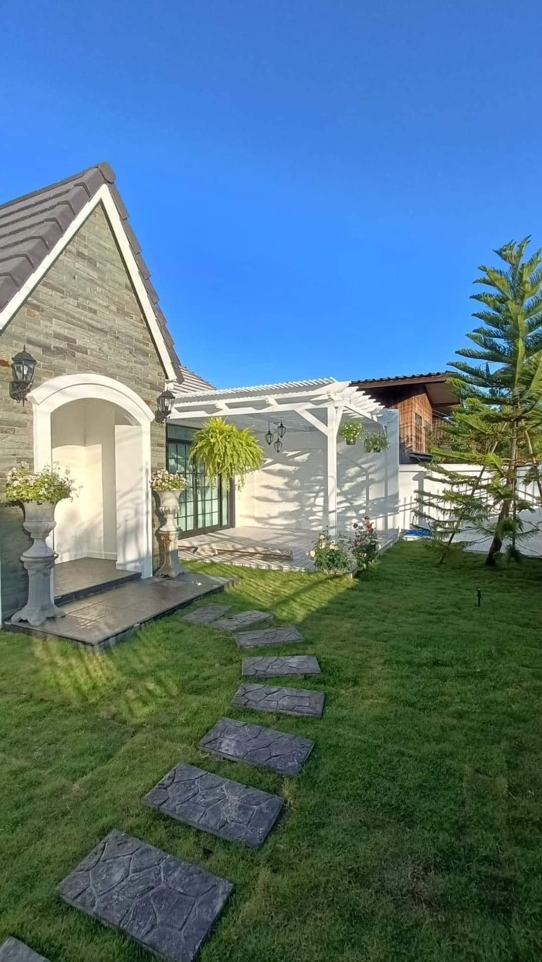 สวยเหมือนหลุดออกมาจากนิยาย ลดราคาขายด่วน 5.95 ล้าน 139 ตรว. สันป่าตอง บ้านเดี่ยวพร้อมสวนสไตล์อังกฤษ บ้านห่างจากสนามบินเพียง 20 นาที