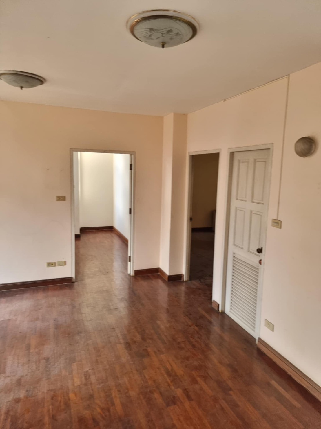 บ้านเดี่ยว 38 ตรว - 3 ชั้น พื้นที่ใช้สอย 280 ตรม. 3 ห้องน้ำ ( 1 ห้องน้ำทุกชั้น)  - ????️ 4 ห้องนอน  - ????️ 1 ห้องนั่งเล่นถนนสุขุมวิท50. 