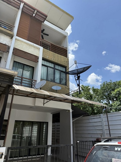 ให้เช่าทาวน์โฮม 3 ชั้นหลังริม 3 ห้องนอน หมู่บ้านซิกเนเจอร์วัชรพล ติดเพลินนารี่ มอลล์ ใกล้ตลาดถนอมมิตร