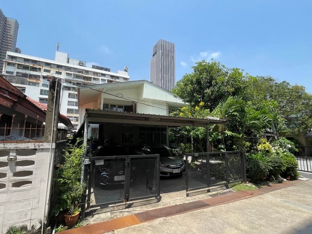 HR2502ขายที่ดินพร้อมบ้านเดี่ยว เนื้อที่ 98 ตรว.ซอยสายลม ใกล้ BTS อารีย์