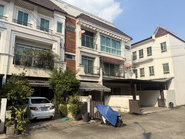 ขายทาวน์เฮ้าส์ 3 ชั้น หมู่บ้านกลางเมืองUrbanion พระราม 9-วงแหวน ราคา 4,500,000 บาท 