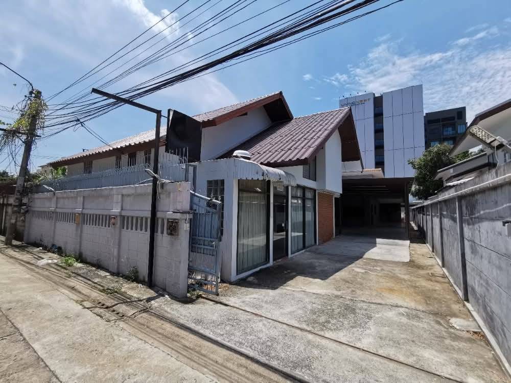 ให้เช่าบ้านเดี่ยว 2ชั้นเนื้อที่ 155 ตร.ว พื้นที่ใช้สอย 350ตร.ม 4 ห้องนอน 4ห้องน้ำ เฟอร์บางส่วน ถนน ลาดพร้าว ซอยภาวนา ราคาเช่า 70,000 บ/ด 