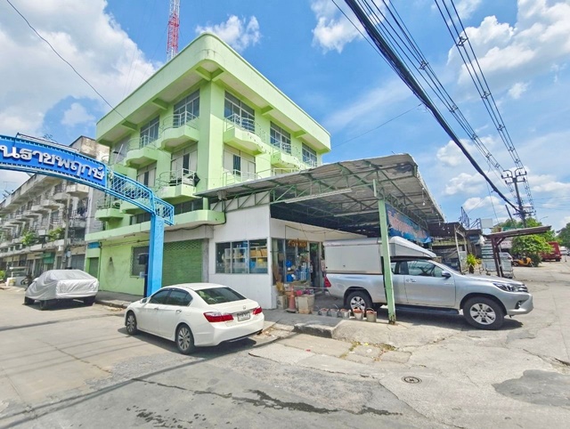  บางพูด MRTปากเกร็ด 2.8กม.ให้เช่าอาคาร 3 ชั้น 3 คูหา   57 ตร.วา.680 ตร.ม. ติดถนน ราคาถูกที่สุดในย่านนี้  6 นอน 6 น้ำ 