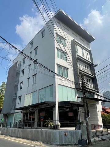 ให้เช่าอาคาร 4.5 ชั้น 900 ตรม. พระราม 9 ซอย 43 มีลิฟต์ขนของ ใกล้เดอะไนน์ , ทางด่วน