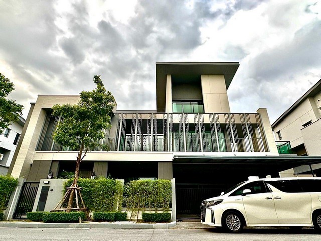 ขายด่วนบ้านหรู​ 3 ชั้น 762 ตรม. โครงการแกรนด์ บางกอก บูเลอวาร์ด อีสต์ พระราม 9 (Grand Bangkok Boulevard East Rama 9) **ขายขาดทุน !!! 