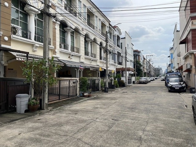 P761 ขายทาวน์โฮม 3 ชั้น โครงการ บ้านกลางเมือง ลาดพร้าว - โชคชัย 4 ติดกองปราบปรามโชคชัย 4  ซอยโชคชัย4 ซอย 20-22 BAAN KLANG MUANG CHOKCHAI 4