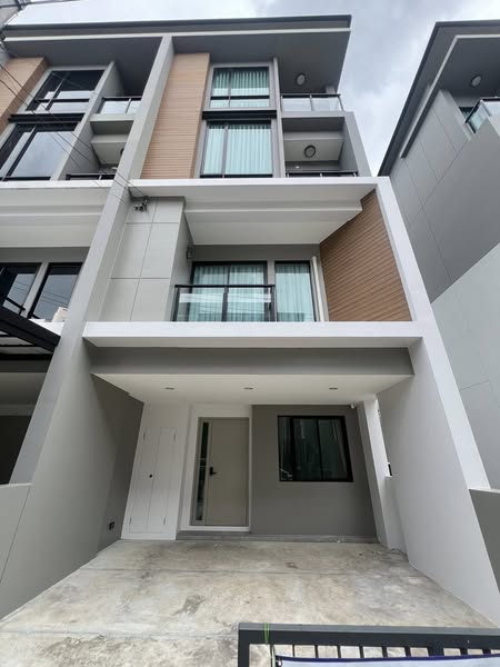 ให้เช่าทาวน์โฮม 3.5 ชั้น หลังมุม 220 ตรม. 4 ห้องนอน  Premium Place พหลโยธิน-รามอินทรา ใกล้ Big C สะพานใหม่