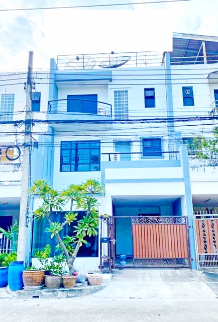 ถนนใหญ่ ย่านธุรกิจ 4นอน 5น้ำ รักสัตว์ ให้เช่าทาวน์เฮาส์ 3 ชั้น MRTลาซาล73-79 ศรีเอี่ยม 25ตร.วา.300ตร.ม. 5 แอร์  Home Office 4นอน 5น้ำ 