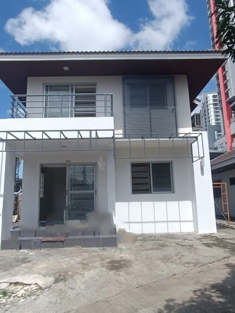 ให้เช่าบ้านเดี่ยว2ชั้นถ.เจริญราษฎร์ แอร์ครบทุกห้องบ้านณีโนเวทใหม่ไม่มีเฟอร์นิเจอร์มี3ห้องนอน2ห้องน้ำจอดรถได้2คันราคาเช่าเดือนละ25,000บาท 