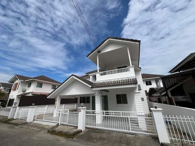 โซนดอยสะเก็ด #ขายต่ำกว่าราคาประเมิน 2.45 ล้าน 50 ตรว. รุ่งธนา4 #ท่ารั้ว บ้านเดี่ยว 2 ชั้น #รีโนเวทใหม่ ต่อเติมกว้างมาก เดินทางสะดวก