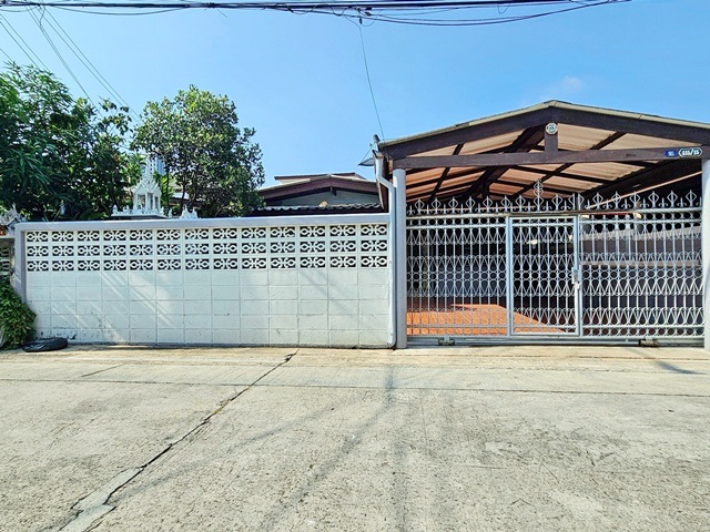 MRTแยกนนทบุรี 1 1.1 กมโรบินสัน รัตนาธิเบศร์ 1.3กม. .ให้เช่าบ้านเดี่ยว 49ตร.วา. 200 ตร.ม. โลตัส พระนั่งเกล้า 500ม.3 นอน 2 น้ำ 4 แอร์