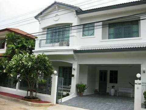 ให้เช่าบ้านเดี่ยว 2 ชั้น 60 ตรว. 3 ห้องนอน โครงการมัณฑนา ศรีนครินทร์ รีโนเวทใหม่ ซอยศรีด่าน 22 เฟอร์นิเจอร์พร้อมอยู่