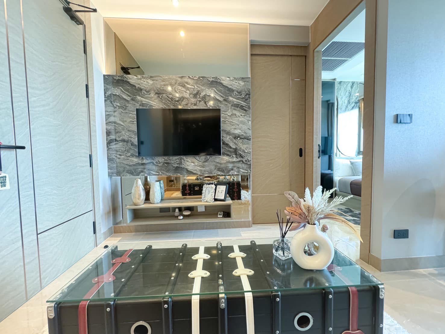  vาย  The Riviera Ocean Drive ชั้น 22 ห้องอยู่ชั้นส่วนกลาง