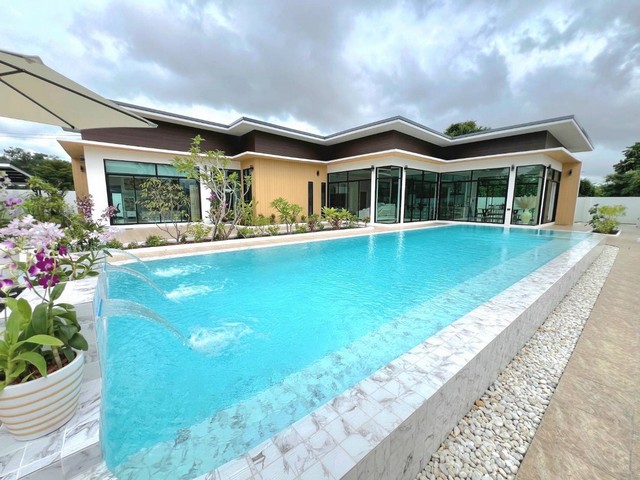 ขายบ้านเดี่ยวขนาด 293 ตรว มีสระว่ายน้ำ มีพื้นที่สวน บ้านตกแต่งพร้อมอยู่ ติดถนน บ้านนอกโครงการ อยู่ในชุมชน ใกล้สวนนงนุช บางเสร่ ชลบุรี
