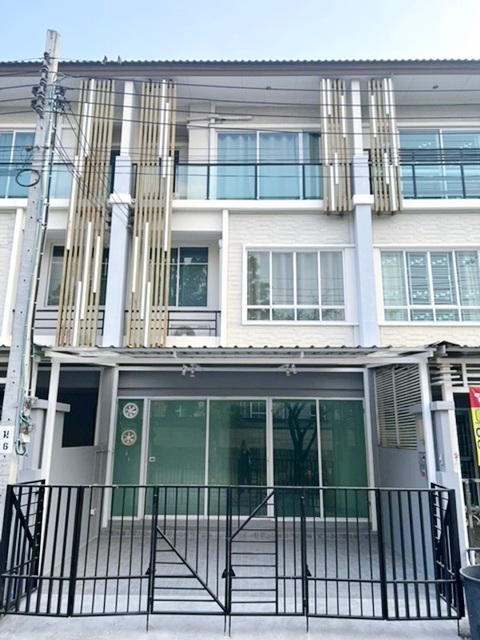 แจ้งวัฒนะ 4 .4 แอร์ คอสโม  กมรร.นานาชาติแฮมพ์ตั้น MRT เมืองทองธานี 1.9 กม .บาซาร์ 900 ม. ทาวน์เฮาส์ 3ชั้น มีสวนหย่อม 3นอน 19ตร.วา.230 ตร.ม.
