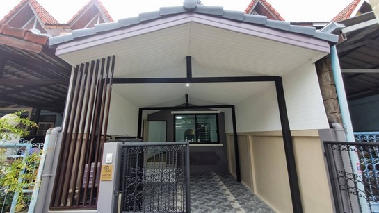 ขายทาวน์เฮ้าส์ 2 ชั้น รีโนเวทใหม่ ใกล้โรงเรียนเตรียมน้อม ซอยมีสทีน ถนนรามคำแหง - ราษฏร์พัฒนา  แขวงราษฎร์พัฒนา เขตสะพานสูง กรุงเทพฯ