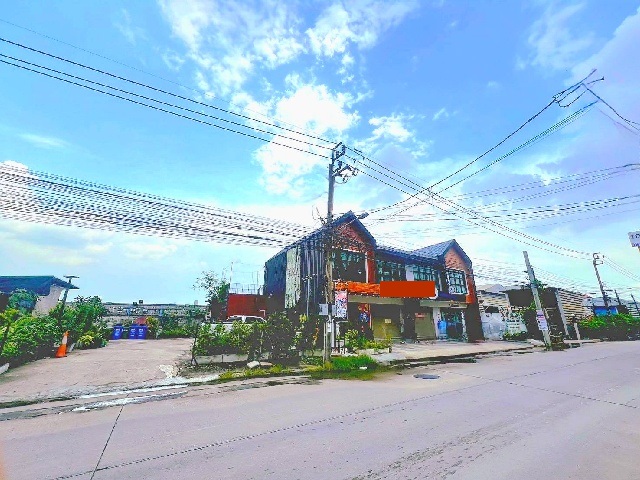 ตลาดกิ่งแก้ว 1.5 กม ติดถนนใหญ่ Windmill .อาคารพาณิชย์ 2 ชั้น  190ตร.ม.2 น้ำ.วิวบ่อน้ำกว้าง  เหมาะสำหรับออฟฟิศ ร้านอาหาร 
