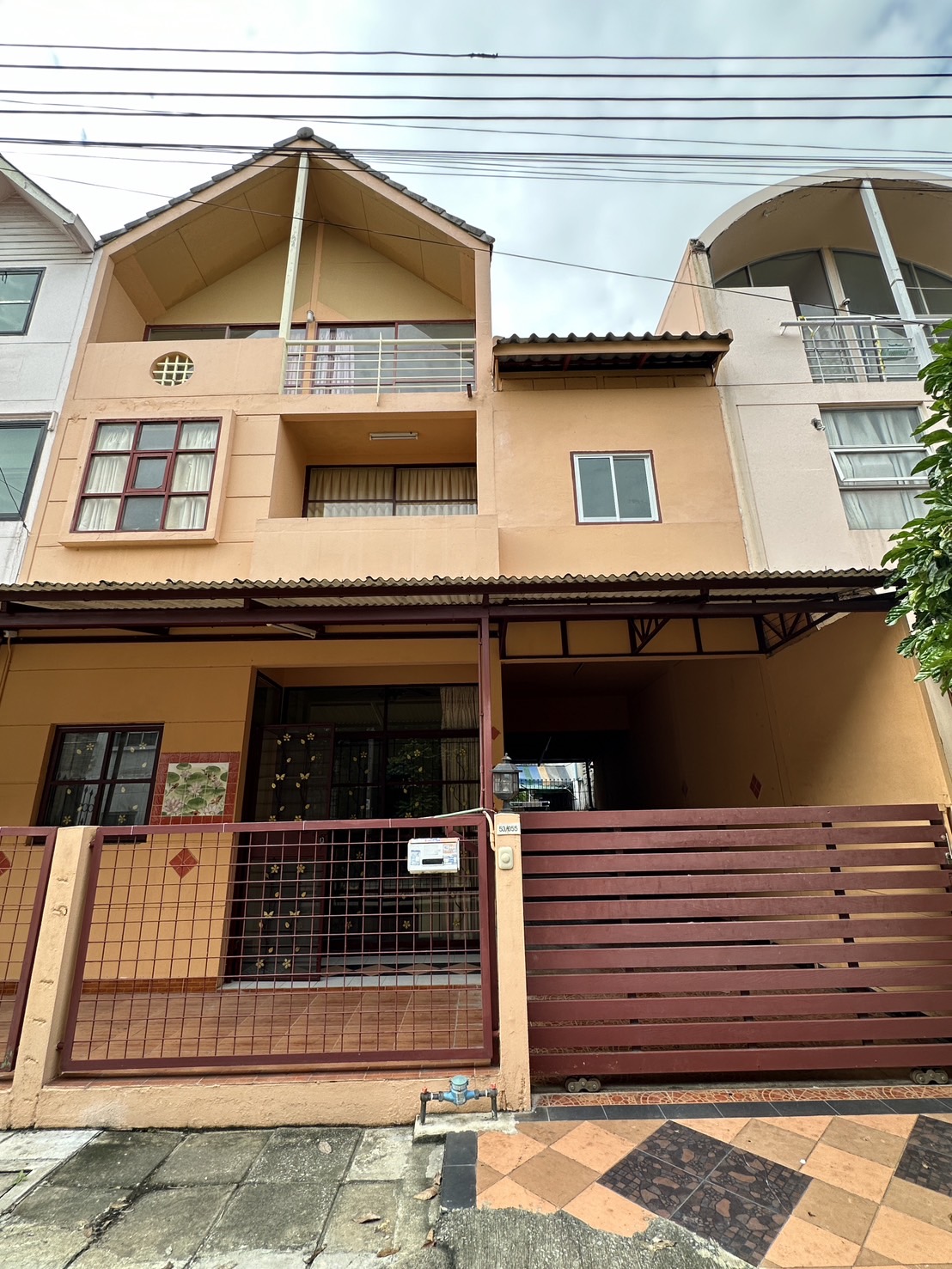 ขายทาวน์เฮ้าส์ หมู่บ้าน ลูกกอล์ฟ พรีเมี่ยม เนื้อที่ 25 ตรว. 3ห้องนอน 4ห้องน้ำ