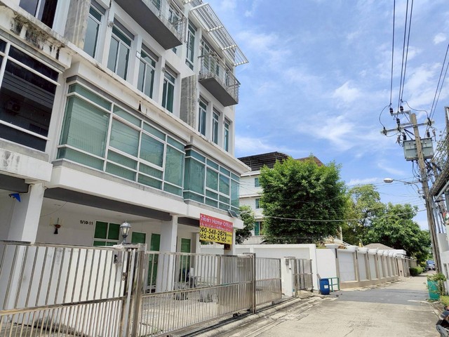 ให้เช่าโฮมออฟฟิศ Modern Style ขนาดใหญ่ 2 คูหา 4 ชั้น  ประชาอุทิศ 23 ใกล้ทางด่วน  สภาพใหม่   พร้อมเข้าอยู่   ZB111