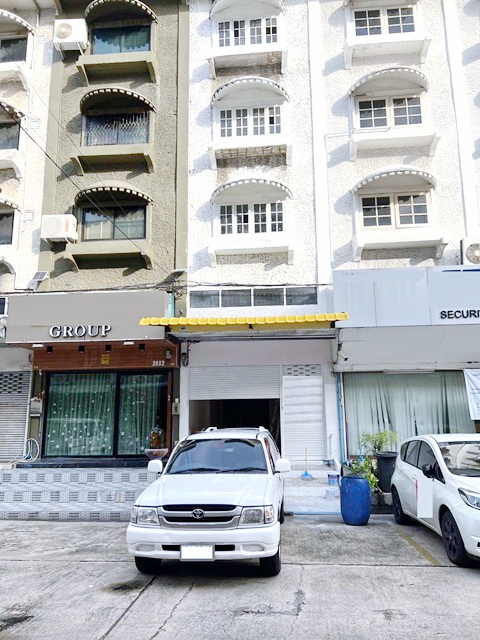 ปากซอย 7-11 50 เมตร ติดถนนใหญ่ MRTลาดพร้าว 101 300 ม.ให้เช่าอาคารพาณิชย์ 4 ชั้น 20ตร.วา.320ตร.ม. 4นอน 4น้ำ เดอะมอลล์ บางกะปิ ลาดพร้าว126