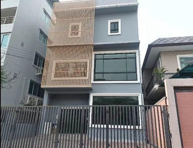 BH3654 ให้เช่าอาคารพาณิชย์ 3 ชั้น พร้อมลิฟต์โดยสาร ใจกลางสุขุมวิท 71 (ปรีดีพนมยงค์ 14) พื้นที่ใช้สอยกว่า 450 ตร.ม. + ดาดฟ้า 160 ตร.ม.