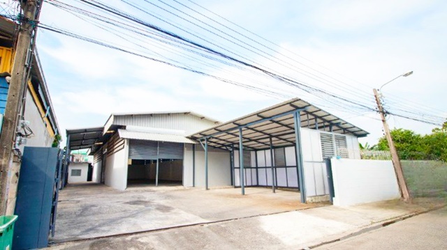 MRT ลาดพร้าว 71 ให้เช่า โกดังพร้อมห้องพัก ลาดพร้าว 76-82  ตลาดสดโชคชัย4 1.6กม. 2นอน2น้ำ 305ตร.ม รัตนบัณฑิต (RBAC)5.4กม. 