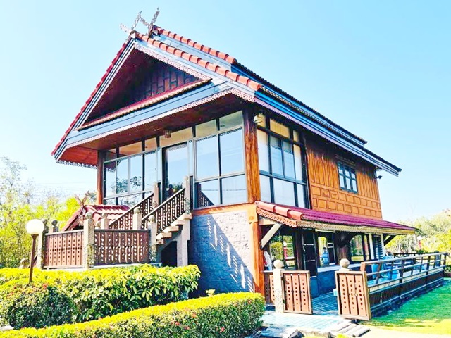 เชียงใหม่2.46กม. สวนน้ำทูปเทร็ค ให้เช่าบ้านไม้ทรงไทยหลังใหญ่ 2 ชั้น สระว่ายน้ำขนาดใหญ่ 1,220 ตร.วา.4,880 ตร.ม. 4 นอน 3 น้ำ