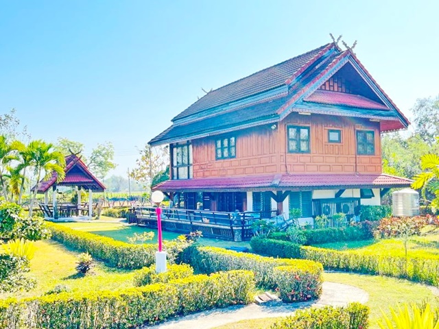 เชียงใหม่2.46กม สวนน้ำทูปเทร็ค .มีสระว่ายน้ำขนาดใหญ่ 3ไร่ 2หลัง  ให้เช่าบ้านไม้ทรงไทยหลังใหญ่ 2 ชั้น 4,850 ตร.ม. 4นอน 3น้ำ