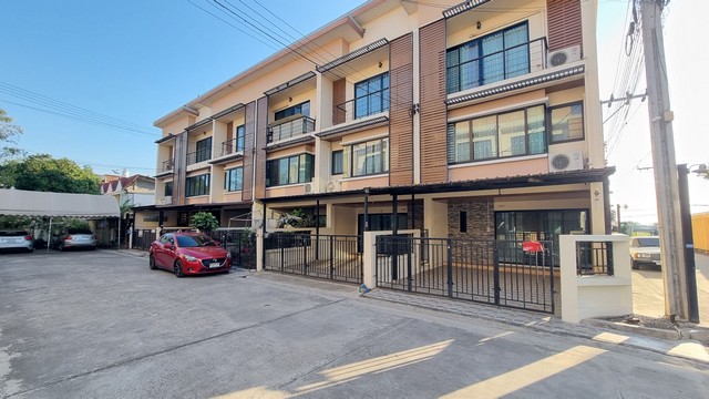ให้เช่า ทาวน์โอม 3 ชั้น  บ้านกล้วย ไทรน้อย  บางบัวทอง  11000 บาท