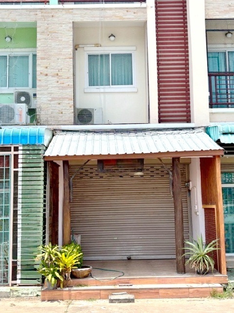 ทำเลดี เหมาะกับทำโฮมออฟฟิศ ติดถนน ใจกลางเมือง 2 นอน 3 น้ำ  27 ตร.วา.324 ตร.ม.ม.ราชภัฎศรีสะเกษ 1.6 กม.  ทำธุรกิจ ค้าขาย