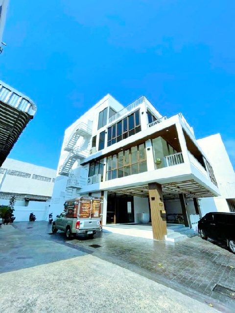 ติดถนน  รร.นานาชาติรีเจ้นท์ 3.8 กม. MRT ห้วยขวาง 650 ม. อาคารสำนักงาน 4 ชั้น พร้อมออฟฟิศ ชั้น 3 พร้อมเฟอร์ 2 น้ำ 31 ตร.ม.8 ตร.วา. 