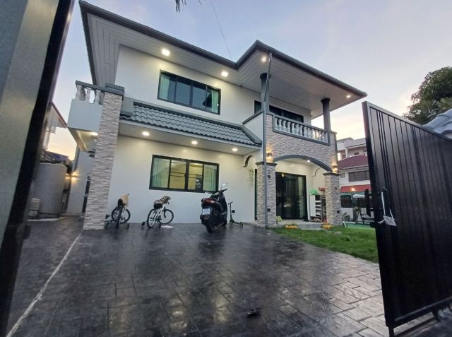 ให้เช่าบ้านเดี่ยว 2ชั้น มบ.ฐานทอง Renovate ใหม่ เฟอร์ครบ เฉลิมพระเกียรติ ร.9 ซอย54  เนื้อที่ 65 ตรม บ้านตกแต่งครบ รีโนเวมใหม่ พร้อมอยู่