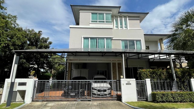 บ้านเดี่ยว 3 ชั้น ถูกสุดในโครงการ บ้าน แกรนด์ บางกอก บูเลอวาร์ด พระราม9 - ศรีนครินทร์ เป็นหลังริมมีความเป็นส่วนตัว