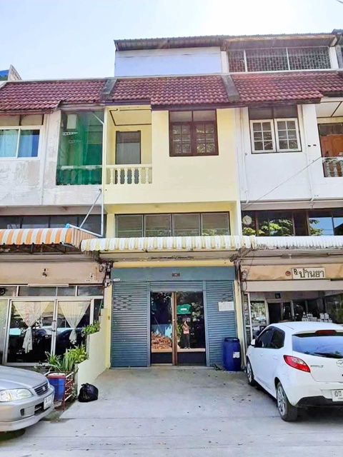 รพ.ลาดพร้าว MRT มหาดไทย 600 ม.  Food Land ทาว์นเฮาส์ 3ชั้น ย่านลาดพร้าว ทำเลดี 3นอน 2 น้ำ 1แอร์ 18 ตร.วา.220 ตร.ม.แม็คโคร ลาดพร้าว 1.1 กม.