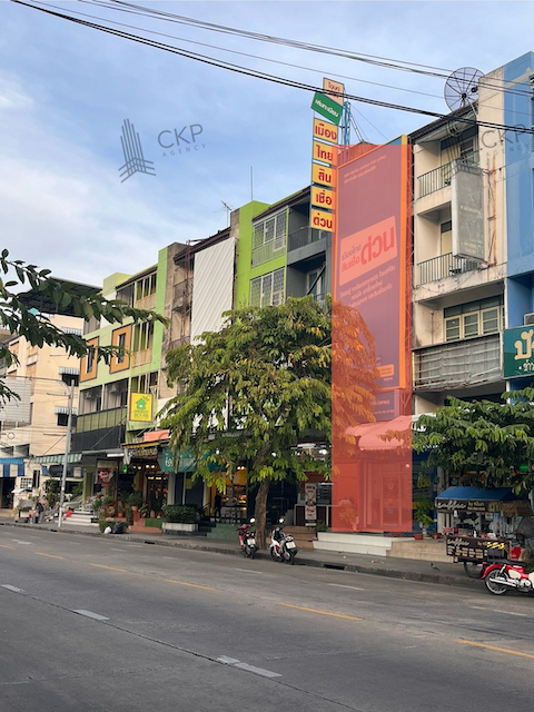 อาคารพาณิชย์ ย่านลาดพร้าว-โชคชัย 4 ทำเลดี ติดถนนหน้าวัดลาดพร้าว พร้อมมีรายได้จากผู้เช่าเดือนละไม่ต่ำกว่า 23,000 บาท ผู้เช่าต่อสัญญาทุกๆ 3 ปี