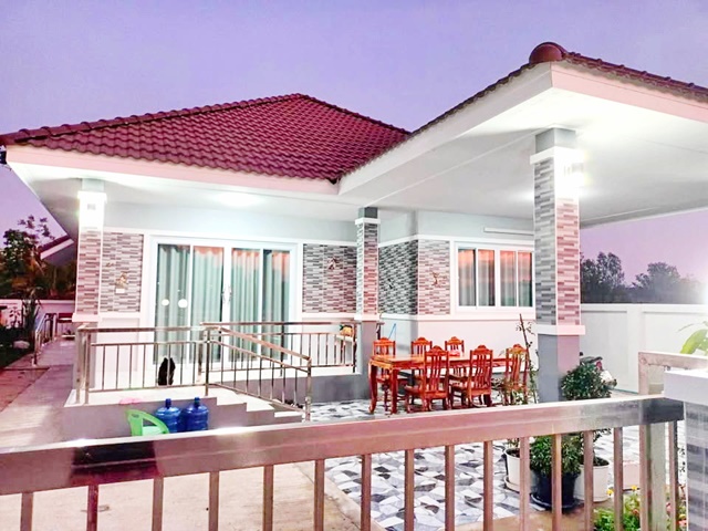 ปั้มปตท. ตลาดไอคิว 3.8 กม. สุรินทร์ ลำดวน 3.8 กม.บ้านเดี่ยวใหญ่ สลักได ชั้นเดียว 65ตารางวา ขายหรือให้เช่า  3นอน 2น้ำ