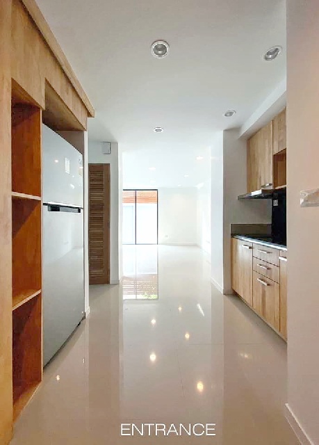 ฟอร์จูนทาวน์ 4.2 กม.หรูหรา รัชดาภิเษก ให้เช่าอาคารสำนักงาน 3 ชั้น.รร.นานาชาติรีเจ้นท์ 4.5 กม.อาคารเพดานสูง 