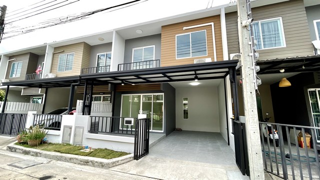ทาวน์โฮม ใหม่พร้อมอยู่ ใกล้ห้างแฟชั่น เดอะคัลเลอร์ส วงแหวน-รามอินทรา ถ.รามอินทรา ถ.หทัยราษฎร์ ซอยสุเหล่าคลองหนึ่ง เขตคลองสามวา