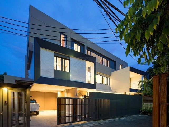 ขายบ้านเดี่ยว 3 ชั้น 127 ตรว. พื้นที่กว่า 959 ตรม. เอกมัย8 สุขุมวิท 63 เฟอร์ครบ พร้อมสระว่ายน้ำ ใกล้ BTS เอกมัย Big C เอกมัย 