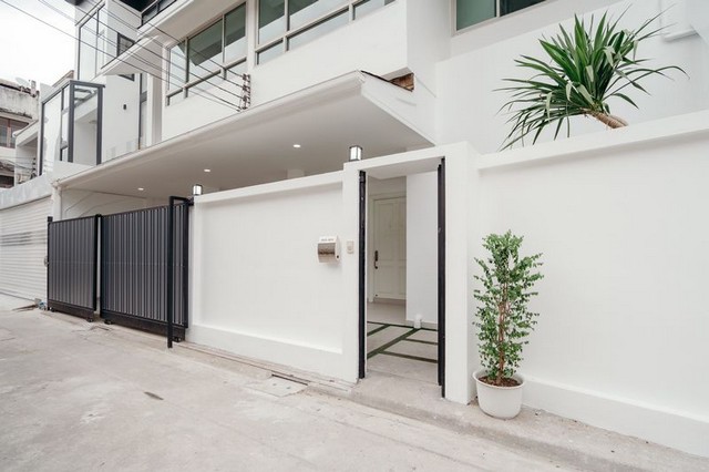 ขาย Townhome 3 ชั้น 48 ตรวา ซอยสุขุมวิท 15 ทำเลดี เพียง 1 นาทีถึง โรงเรียนนานาชาติ NIST และ 5 นาที ถึง BTS อโศก