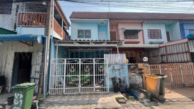 ทาวน์เฮ้าส์ หมู่บ้านฟ้าใสวิลล์ สมุทรสาคร ราคาถูก รีโนเวท ทาสีใหม่ทั้งหลัง 
