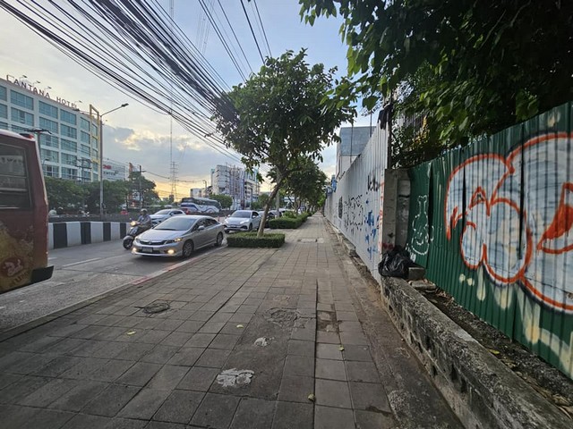 ขายที่ดินติดถนนรัชดาแถมสิ่งปลูกสร้าง แขวงสามเสนนอก ขายถูกๆเพียง 120 ล้าน