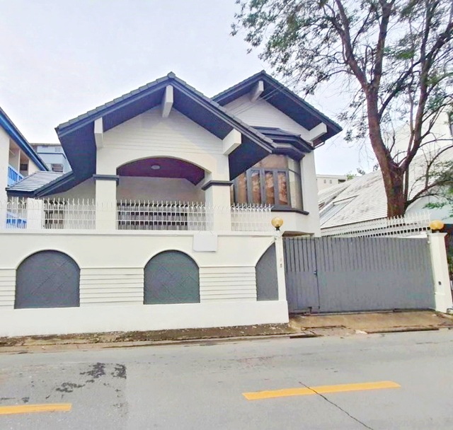 BTS รัชโยธิน 1กม.เซ็นทรัล ลาดพร้าว 2.7 กม. รัชดา32-38 เช่า บ้านเดี่ยว 2 ชั้น 82 ตร.วา.ไม้สักทั้งหลัง 3นอน 4 น้ำ