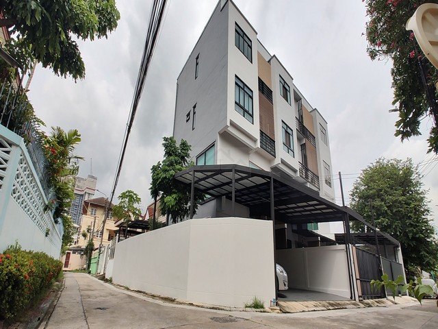 ขายทาวน์โฮม 3.5 ชั้น ขนาดใหญ่ หลังมุม 44 ตรว. ลาดพร้าว 25 หน้าบ้านกว้าง 12 เมตร ใกล้แยกรัชดาลาดพร้าว ใกล้ MRT ลาดพร้าว 