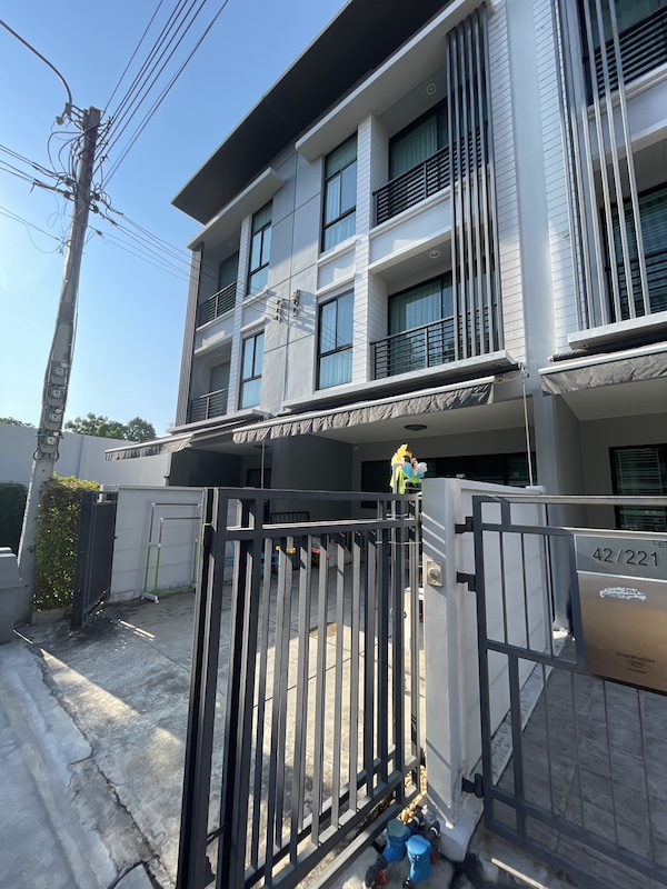 BH2847 ให้เช่าบ้านกลางเมืองรัตนาธิเบศร์  ทาวน์โฮม 3ชั้น 3นอน 3น้ำ หน้าบ้านกว้าง 5เมตร จอดรถได้ 2คัน พื้นที่ใช้สอย 149 ตร. ม.