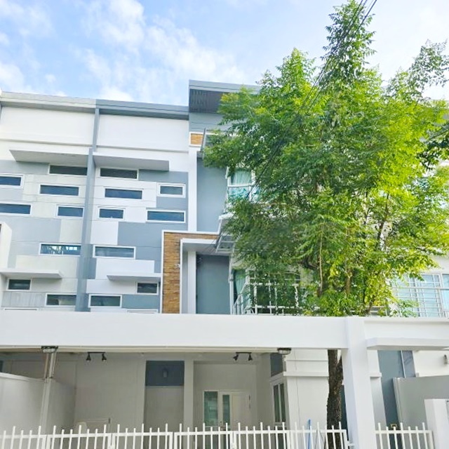 ให้เช่าทาวน์เฮาส์ 3 ชั้น หรูหราโอ่โถง ติดถนนใหญ่ BTS ศรีนครินทร์ 1.6 กม. 232 ตร.ม. 31 ตร.วา. หน้าบ้านกว้าง เป็นโฮมออฟฟิศ  3 นอน 4 น้ำ 5 แอร์